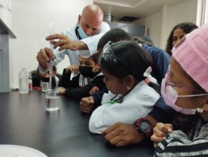 Estudiantes de primaria participan de dinámicas experimentales en Ruta Científica