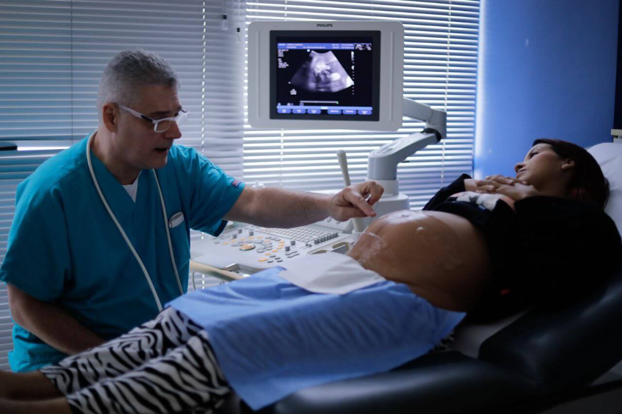 Dr. Carlos Bermúdez: innovador en cirugía fetoscópica para corrección de espina bífida