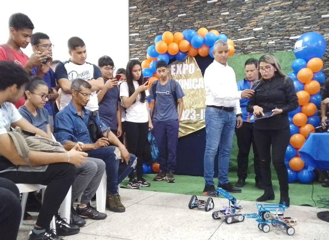 Estudiantes del Politécnico Santiago Mariño de Bolívar aprenden de robótica con Fundacite